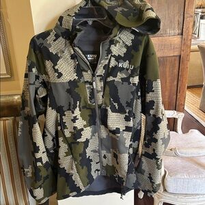 KUIU kits a soft shell Camouflage Jacket in Green and Black